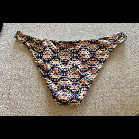 Billabong Women’s Bottoms - Picture 2 of 3